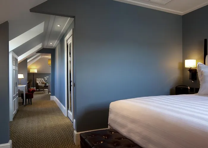 Top Luxury Hotels Offering Baths in Rooms