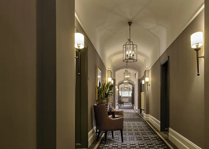 Top Luxury Hotels Offering Baths in Rooms