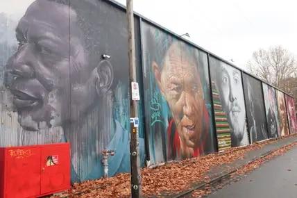 In dieser Straße lassen sich unter dem Titel „Faces of the Community“ sieben Porträts verschiedener Personen finden.