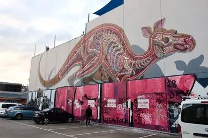 Ein großes Werk von Nychos, einem österreichischen Künstler.