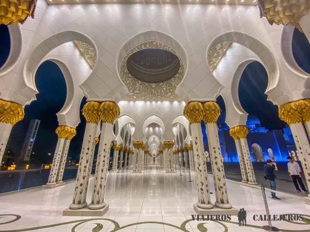 Interior de la Mezquita Sheikh Zayed